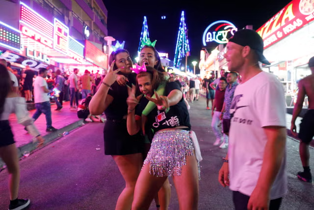 Turistas visitam a popular faixa de Punta Ballena em 30 de junho de 2019 em Magaluf, Espanha (Imagens Getty)