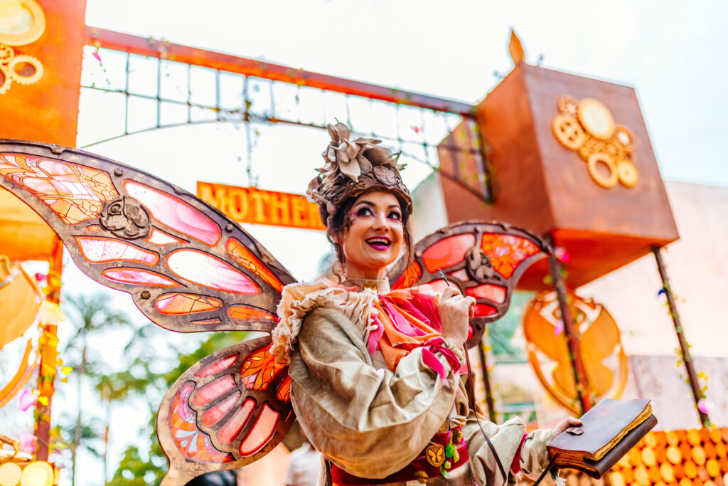 Artista performando com um figurino vibrante no Tomorrowland Brasil 2024.