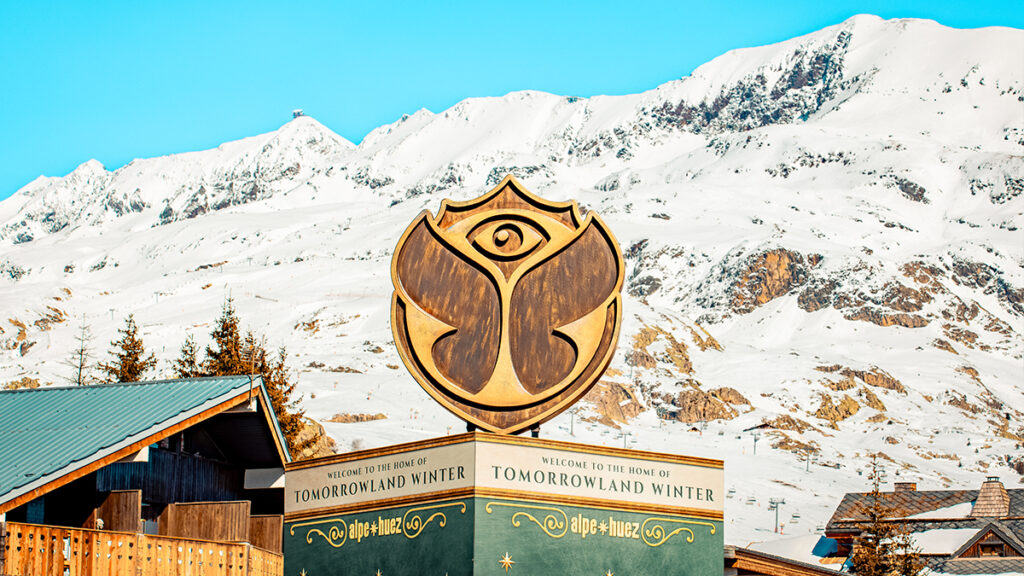 O símbolo do Tomorrowland Winter em destaque nas montanhas de Alpe d’Huez, anunciando a 4ª edição do festival.