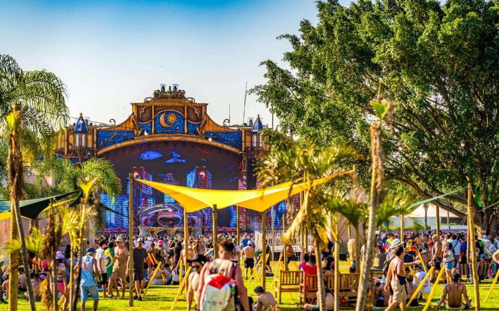Público aproveitando o palco The Gathering dentro do DreamVille no Tomorrowland Brasil, durante a tarde