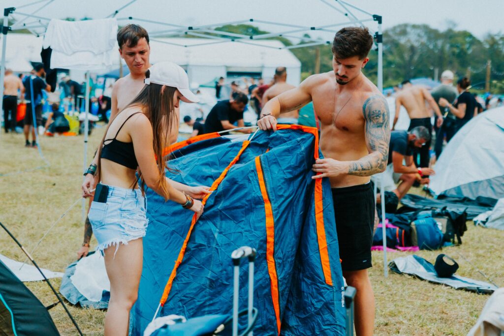 Pessoas montando uma barraca em área de camping durante o Tomorrowland Brasil 2024, no DreamVille
