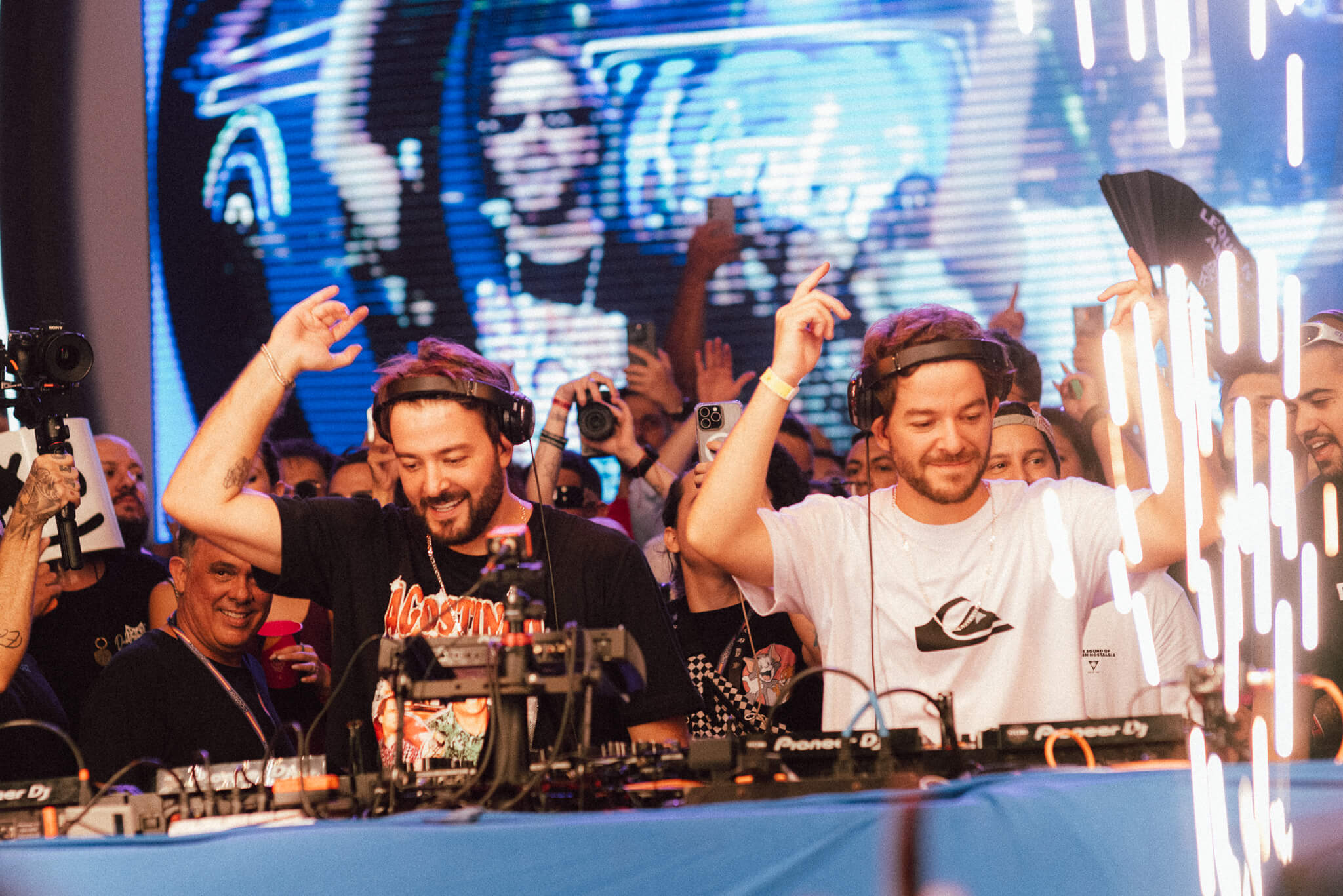 Dupla Dubdogz se apresenta ao vivo em evento no estilo Summer Eletrohits, com público animado e atmosfera nostálgica.