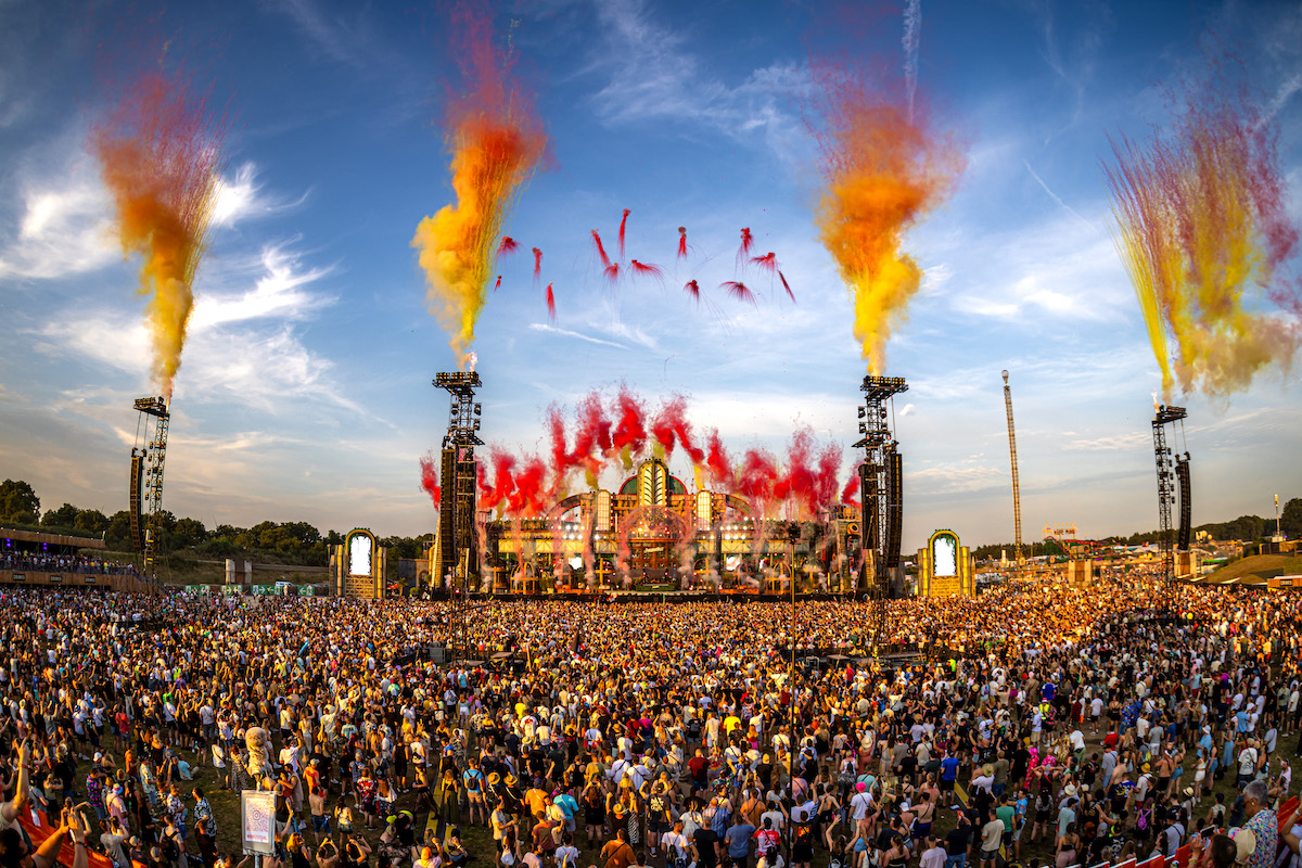 Multidão vibrante no Parookaville 2025 fotografada por Julien Duval para a Dropdaily.