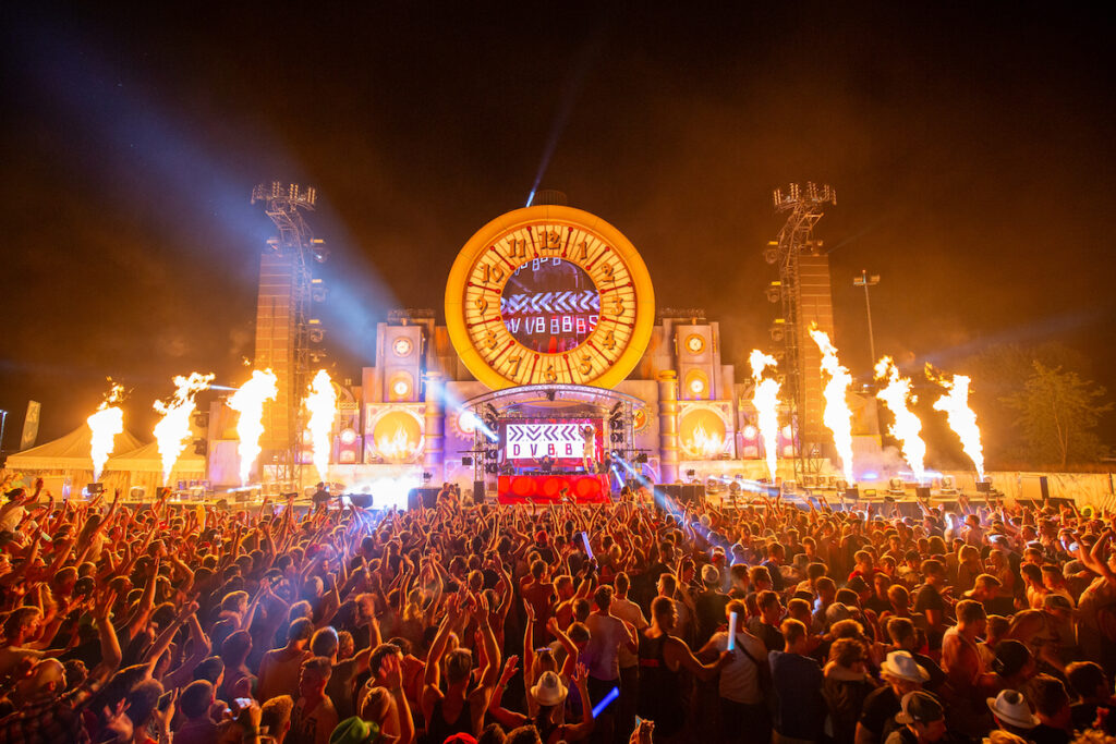 Palco principal do Parookaville 2025 com show pirotécnico noturno, imagem exclusiva da Dropdaily.