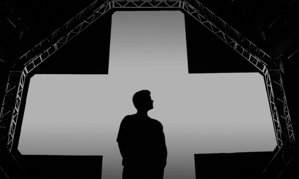 Martin Garrix em silhueta no palco durante show no Rio de Janeiro 2025 – imagem Dropdaily.