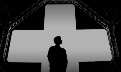 Martin Garrix em silhueta no palco durante show no Rio de Janeiro 2025 – imagem Dropdaily.