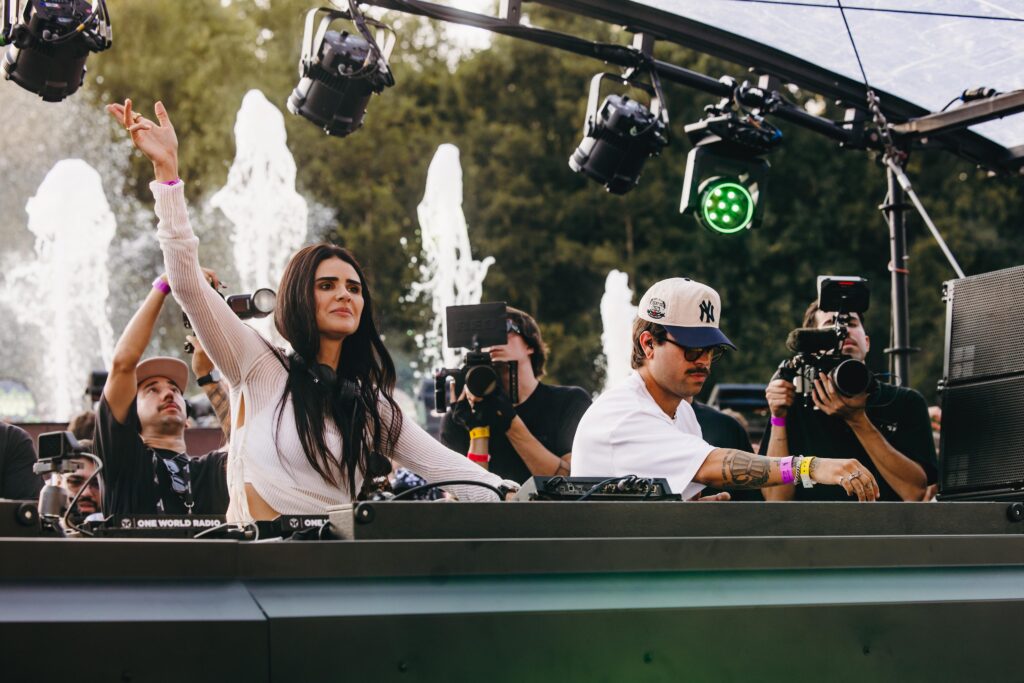 ANNA e Antdot em apresentação b2b no palco Crystal Garden do Tomorrowland Bélgica 2025