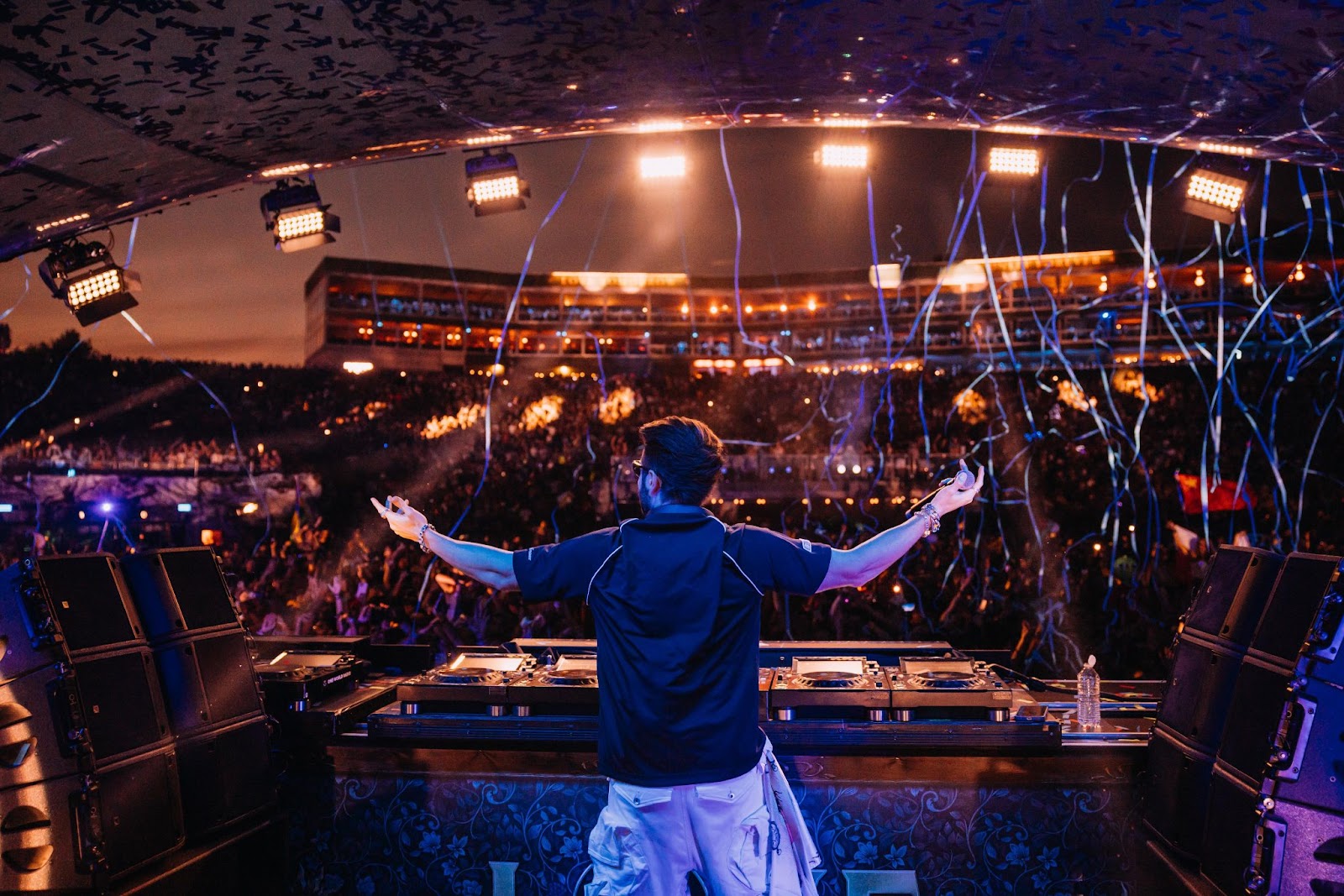 DJ Alok em apresentação eletrizante no palco principal do Tomorrowland Bélgica 2025, emocionando o público com seu set enérgico