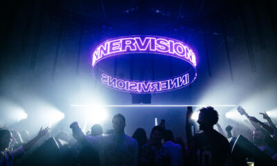 Palco iluminado com logo Innervisions em neon durante a estreia em São Paulo no Vale do Anhangabaú.