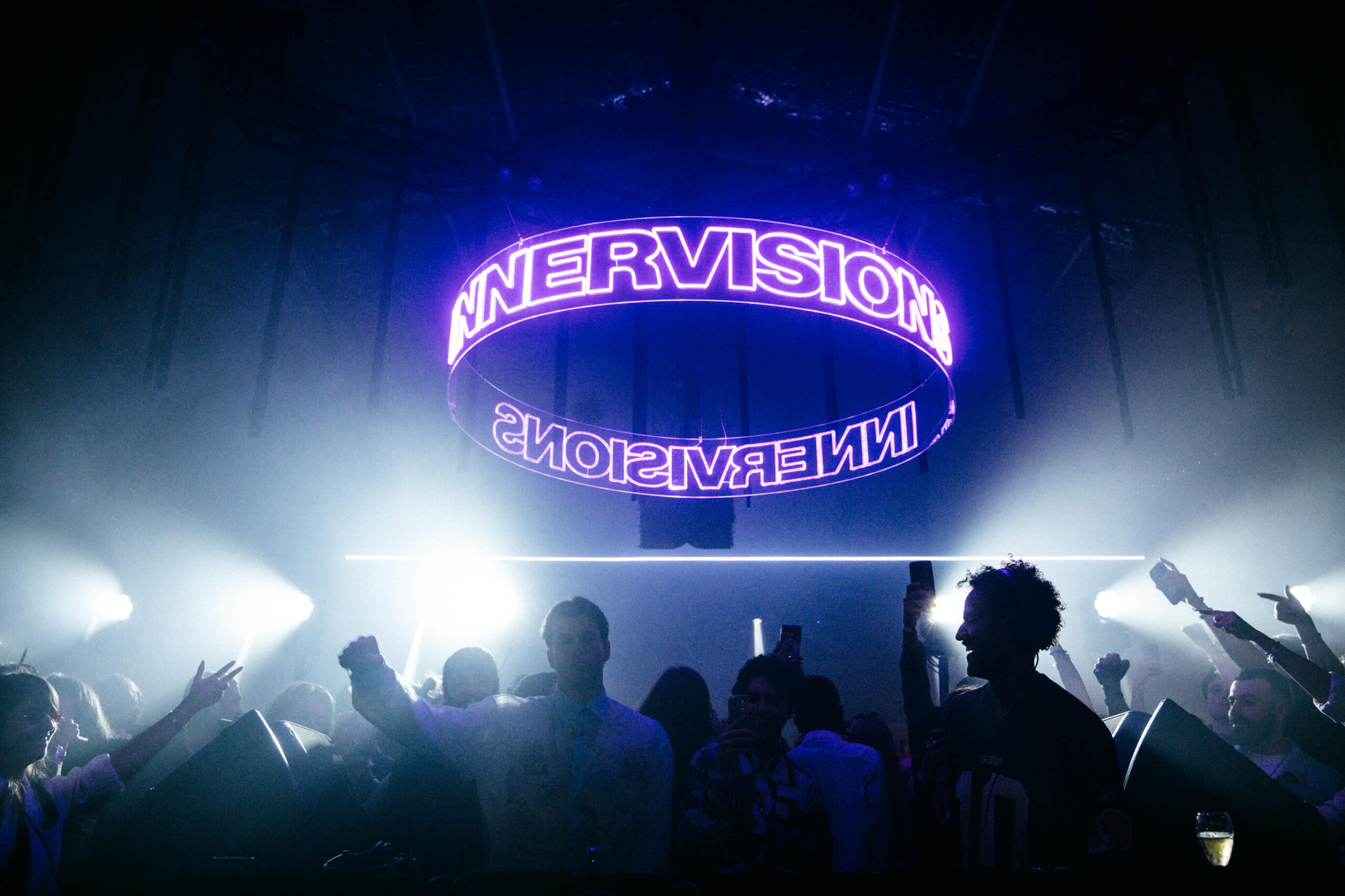 Palco iluminado com logo Innervisions em neon durante a estreia em São Paulo no Vale do Anhangabaú.