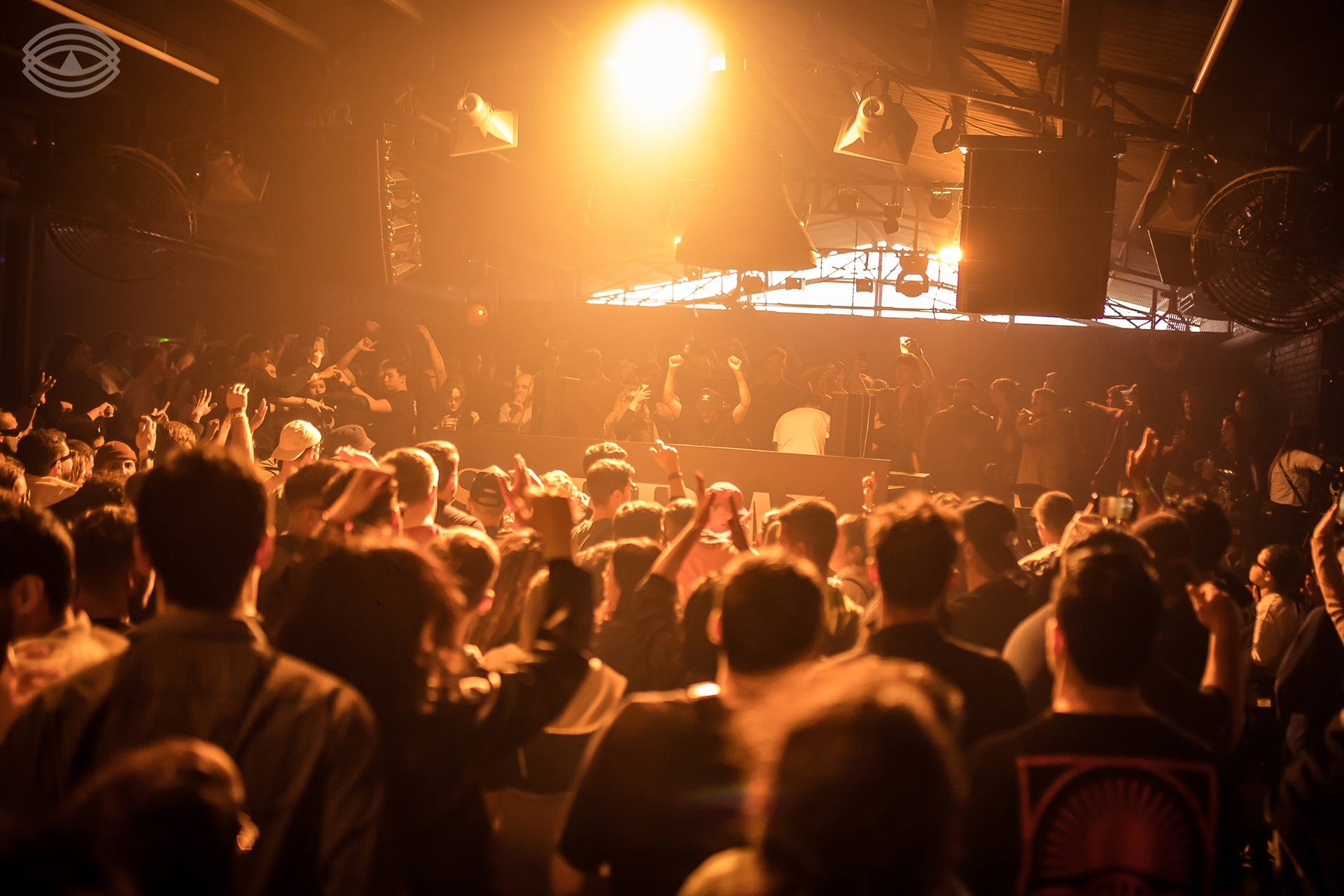 Público vibrando no Palco Bells do Surreal Park durante o evento Rebobina com Ratier e Fabricio Peçanha – imagem Dropdaily.