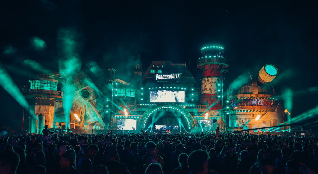 Palco com design industrial iluminado por lasers verdes no Parookaville 2026 – foto de Robin Boettcher.