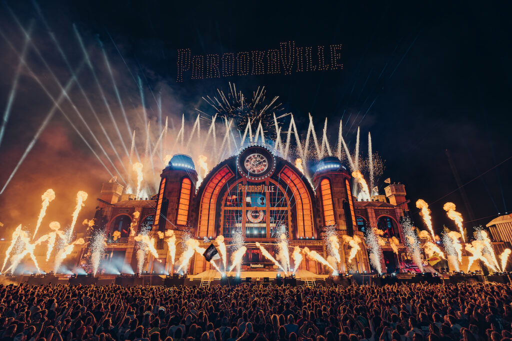 Pirotecnia sincronizada no palco principal do Parookaville 2026 com multidão celebrando – imagem de Robin Boettcher.