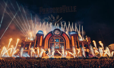 Pirotecnia sincronizada no palco principal do Parookaville 2026 com multidão celebrando – imagem de Robin Boettcher.