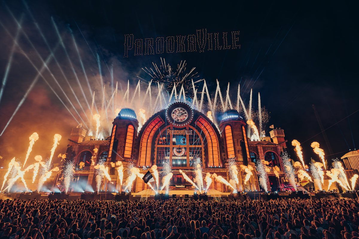 Pirotecnia sincronizada no palco principal do Parookaville 2026 com multidão celebrando – imagem de Robin Boettcher.