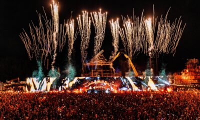 Mainstage do Tomorrowland 2025 em Boom, Bélgica, com show de fogos de artifício e milhares de fãs celebrando o festival de música eletrônica.