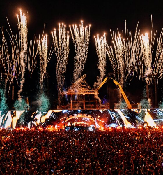 Mainstage do Tomorrowland 2025 em Boom, Bélgica, com show de fogos de artifício e milhares de fãs celebrando o festival de música eletrônica.