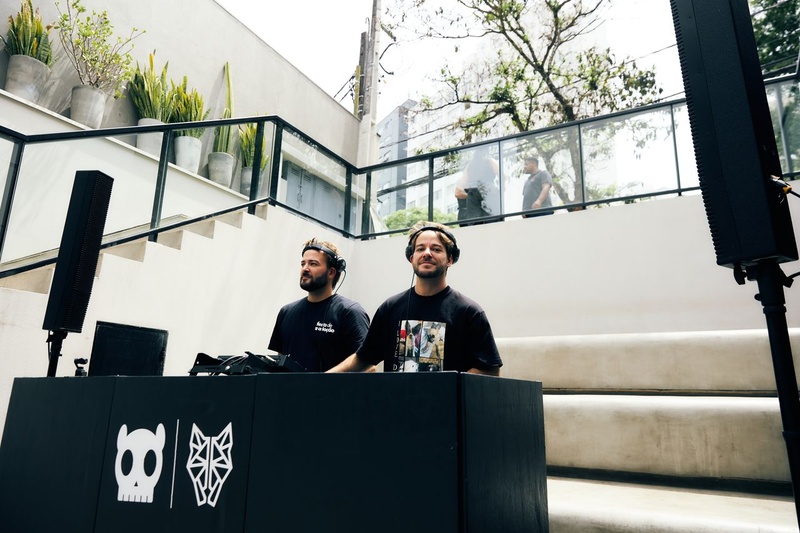 Dubdogz se apresentando em evento da Zee.Dog com cobertura da DropDaily