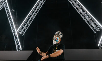 Foto do DJ Boris Brejcha em um de suas apresentações pela turnê Reflections.