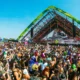 Festival Hard Summer 2026 com grande público em frente ao palco principal no Hollywood Park, Califórnia