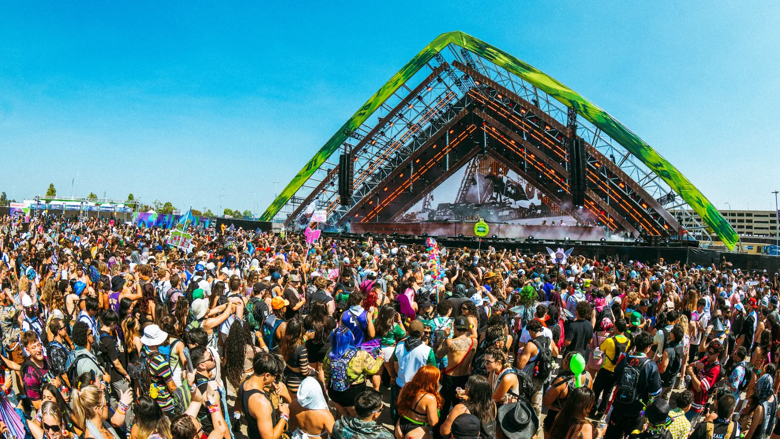 Festival Hard Summer 2026 com grande público em frente ao palco principal no Hollywood Park, Califórnia