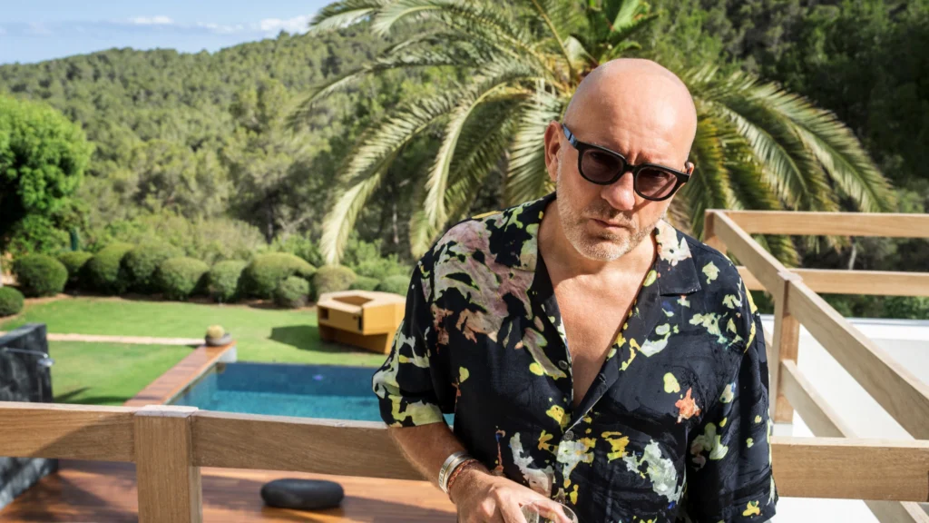 Sven Väth em Ibiza durante temporada europeia, em momento descontraído ligado à turnê pela América do Sul e retorno ao Time Warp Brasil