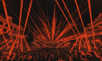 Time Warp Brasil com multidão em festival de techno e iluminação intensa, com estética gritty inspirada em pôster underground