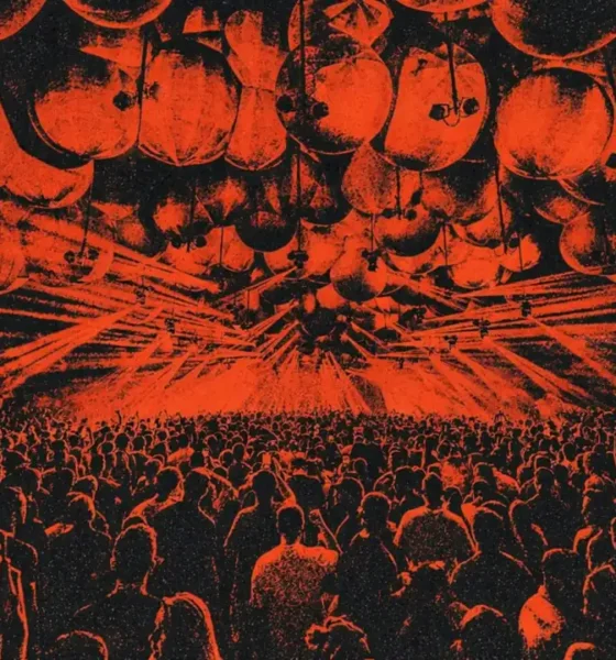 Time Warp Brasil com multidão na pista de techno, iluminação intensa e atmosfera imersiva em festival de música eletrônica