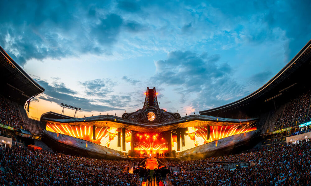 Multidão no Mainstage do UNTOLD 2026 durante o primeiro dia do festival em Cluj-Napoca