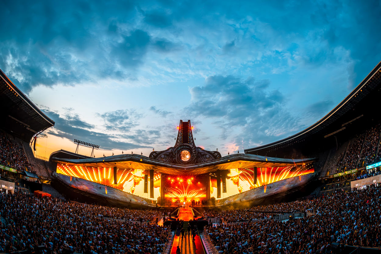 Multidão no Mainstage do UNTOLD 2026 durante o primeiro dia do festival em Cluj-Napoca