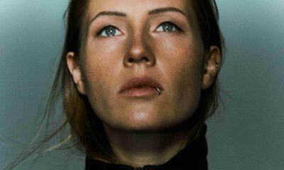 Charlotte de Witte com relógio Tudor de mostrador azul claro ao lado de equipamento de estúdio