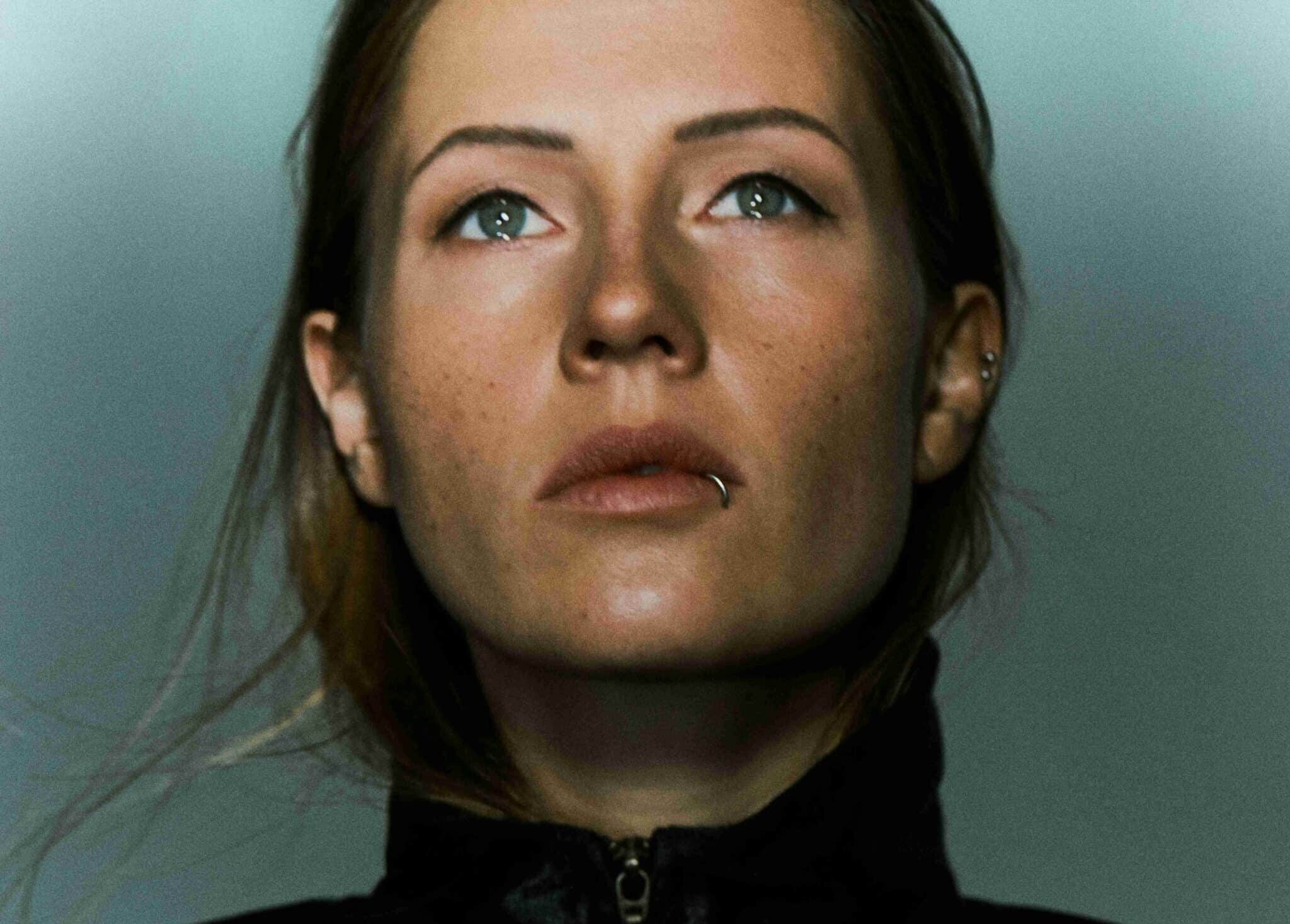 Charlotte de Witte com relógio Tudor de mostrador azul claro ao lado de equipamento de estúdio