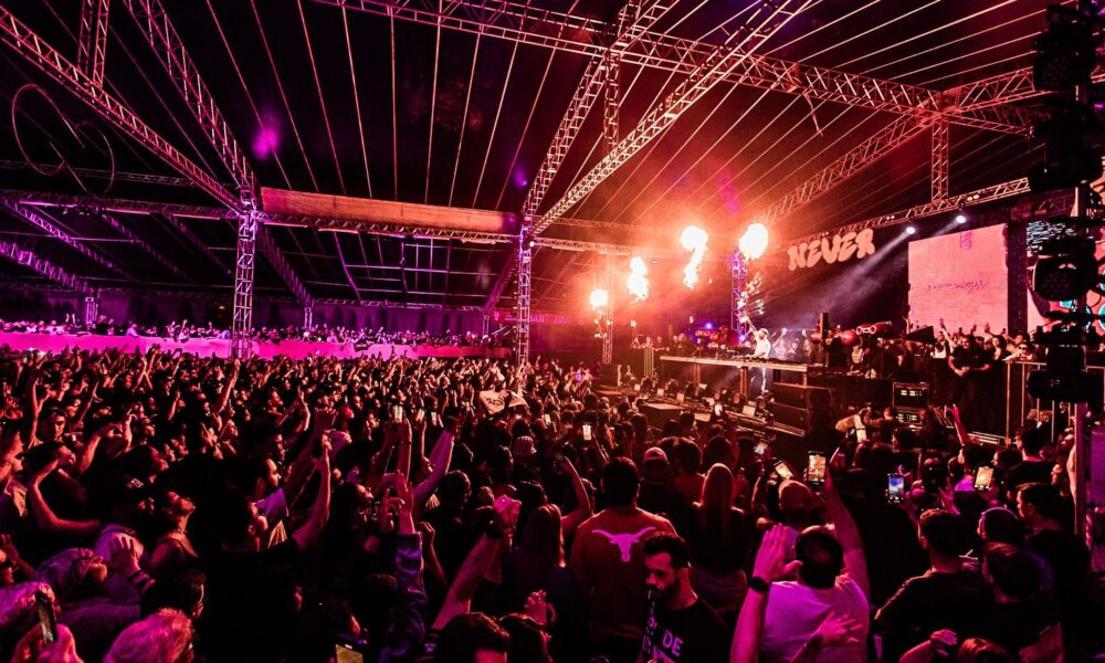 Arte oficial da edição de cinco anos da Never Ends, com John Newman, Blazy, Mila Journée e Acid Asian, no Shopping do Avião, em Contagem