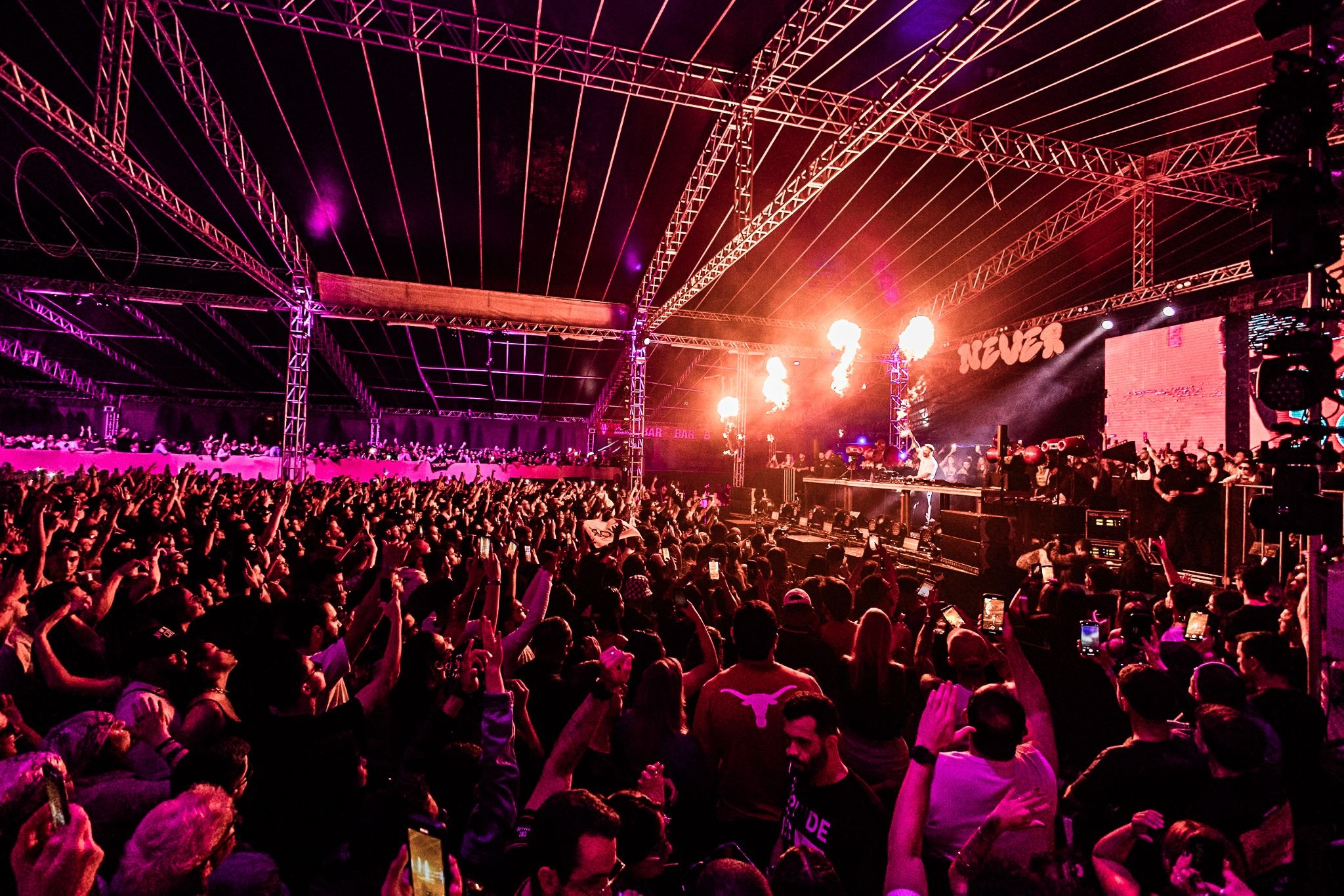 Arte oficial da edição de cinco anos da Never Ends, com John Newman, Blazy, Mila Journée e Acid Asian, no Shopping do Avião, em Contagem